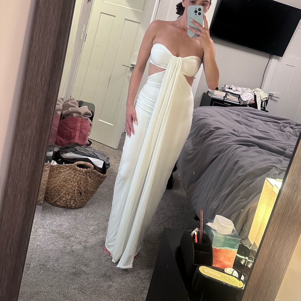 Club L London Elixir Cream Sweetheart Neck Maxi Dress with Cut Out Details - Picture 5 of 6